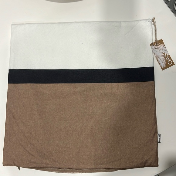 NWT - Brown/White/Black Indoor-Outdoor Pillow Cover 18x18 (insert not included) - Picture 1 of 8